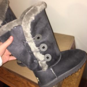 gray uggs, size 8, missing button, never worn